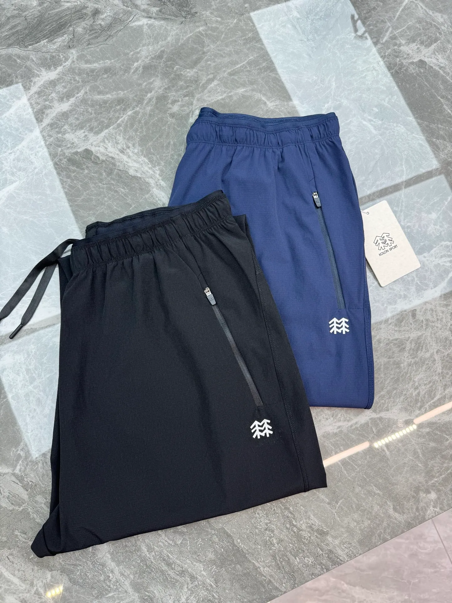 190 ⚜️KOLON SPORT Kolon quick-drying trousers, Original new product recommendation❤️Sun protection, cool on contact, perfect for outdoor use! The side zipper pockets are super practical, and the three-dimensional shape of the leg brand tree is low-key and recognizable. The back waist is matched with brand letters. Slim-fitting and quick-drying outdoor fabric, Breathable and comfortable, solid color and simple Versatile, elastic waist + drawstring design, suitable for all body types, easy to control in daily commuting, sports, and outdoor, highly practical! All three standards! Color: Black.Blue.Sizes: M-2XL (L is recommended for 175/145 pounds)